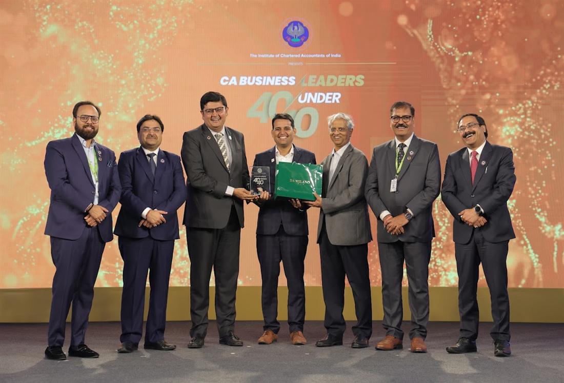 Shammi Prabhakar receiving the ICAI CA Business Leaders 40 Under 40 award on stage