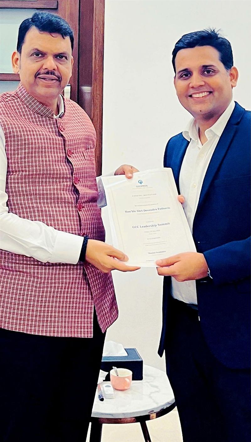 Shammi Prabhakar presenting the GCCPROs Leadership Summit invitation to Chief Minister Devendra Fadnavis
