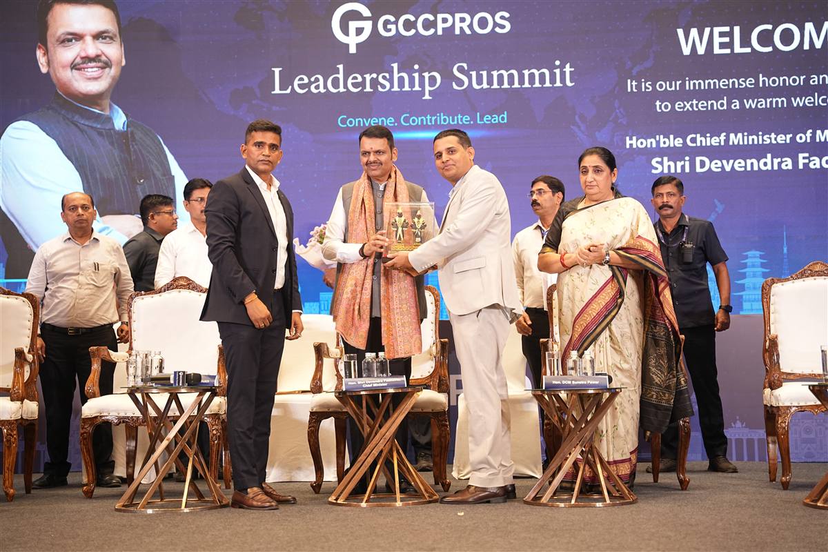 Shammi Prabhakar presenting a memento to Maharashtra Chief Minister Devendra Fadnavis at the GCCPROs Leadership Summit